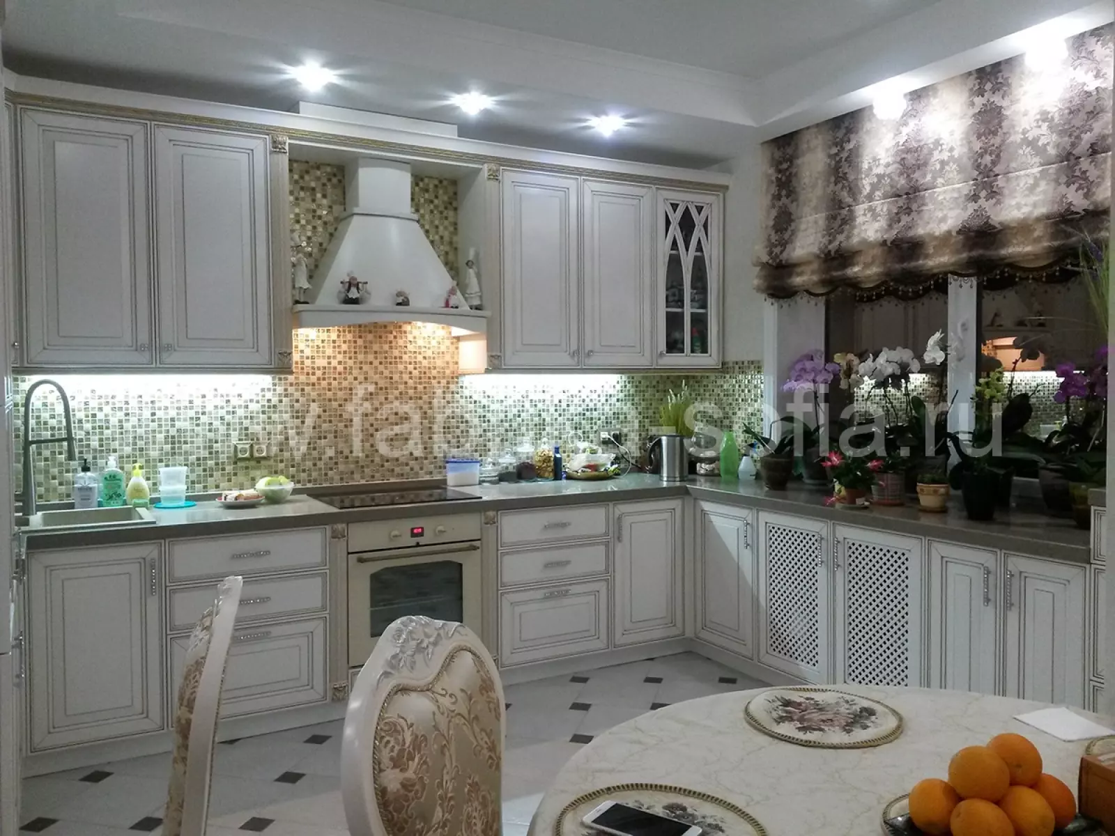 Стильная угловая кухня в классическом стиле под заказ в Краснодаре